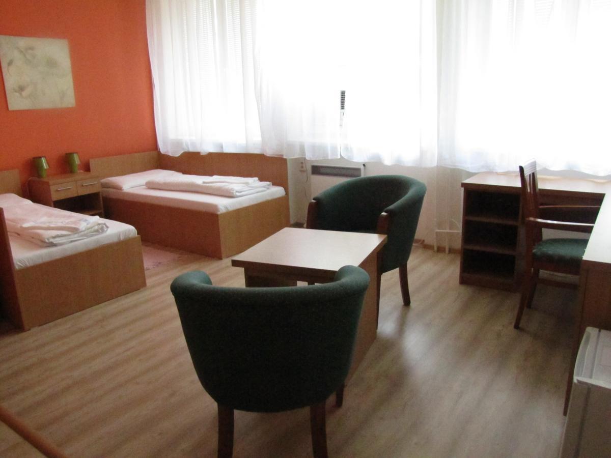 Hotel Hubert Nové Zámky المظهر الخارجي الصورة